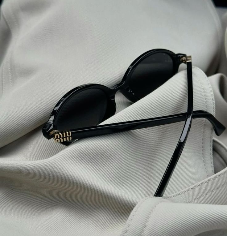 Miu Miu Noir (Avec Boite Originale)